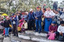 Marlon Vargas, presidente, y Ercilia Castañeda, vicepresidenta de la Conaie, recorrieron la zona norte del país junto a Denisse de la Cruz, presidenta del Pueblo Kayambi, el pasado 1 de octubre.