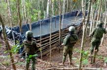 Fuerzas Armadas del Ecuador incautan piscina de combustible ilegal.