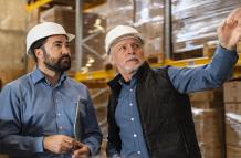 empleados-masculinos-en-almacen