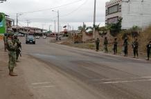 Los militares custodian varias vías del país para evitar los cierres de carreteras debido al paro nacional de la Conaie, el cual cumple 30 días este 21 de octubre de 2025.