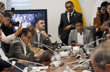 en comisión de Asamblea por el Porsche Cayenne