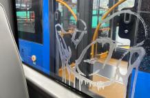 La persona que atacó el trolebús lanzó ácido en una de las ventanas de la unidad de transporte municipal.