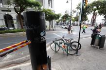 Tótem dañado junto a cicloparqueo en el centro de Guayaquil