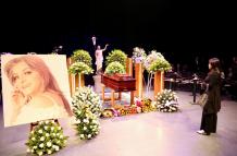 Admiradores y familiares acompañan la velación de Paulina Tamayo en Quito, tras su fallecimiento.