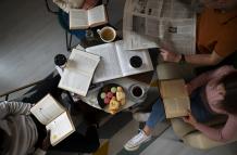 gente-en-la-biblioteca-leyendo-y-aprendiendo-de-libros