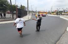 policía dirige el tránsito en Durán