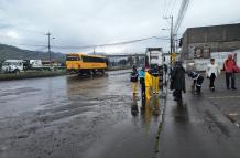 El ECU 911 informó que la obstrucción de alcantarillas y sumideros provocó la inundación de la av. Panamericana Sur.