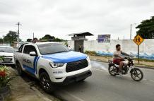 policía en escuela de Pasaje