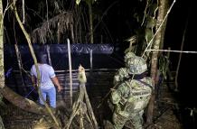Durante un operativo militar en el cantón Shushufindi, provincia de Sucumbíos, localizaron una piscina clandestina con 10.000 galones de gasolina blanca.