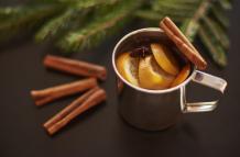 beber-vino-caliente-sobre-mesa-negra-con-ramas-de-pino