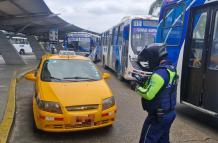 agente ATM multa taxis en terminal de Guayaquil