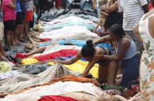 mujer observa un cuerpo