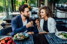 hombre-con-mujer-sentada-la-mesa-en-la-cafeteria-bebiendo-vino-tinto