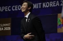 Kim Nam-joon, mejor conocido como RM, líder del grupo de k-pop BTS, hace una reverencia tras pronunciar su discurso durante la Cumbre de Directores Ejecutivos de APEC Corea 2025 en Gyeongju, Corea del Sur. APEC CEO Summit Korea (15397153)