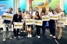 En la entrega de los vehículos y las becas, donadas por Suzuki.