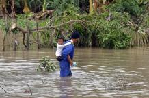 hombre cruzando un río en Cuba