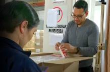 Entrega de medicinas en hospital de Quito