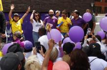 Las asambleístas de ADN, Inés Alarcón, Natali Morillo, entre otras, dirigieron una caminata de apoyo a la consulta popular de Daniel Noboa.