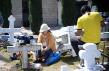 Comunas de Calderón mantienen viva la costumbre de recordar a los difuntos con rituales ancestrales.