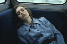 mujer-de-angulo-alto-durmiendo-en-el-transporte-publico