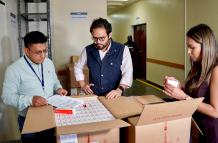 EDGAR LAMA ENTREGA MEDICINAS EN EL IESS