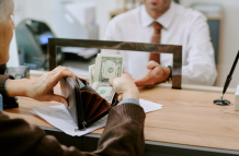 Los bonos sociales se mantienen activos en Ecuador para cubrir necesidades básicas y gastos de emergencia.