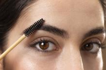 mujer-cuidando-sus-cejas