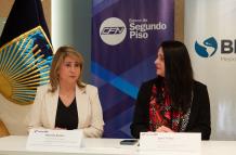 Autoridades de la CFN y el BID en un acuerdo de movilidad eléctrica.