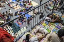 Familias afectadas por el tifón Kalmaegi