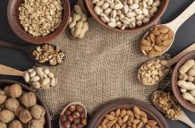 vista-superior-del-tazon-y-cuchara-de-arpillera-con-surtido-de-nueces