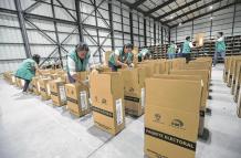Kits. El CNE avanza en la elaboración de 42.006 paquetes electorales que se entregarán para el sufragio.