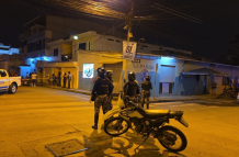 Agentes de la policía acordonaron el área donde ocurrió la masacre en un billar de Machala