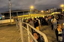 Al menos 200 personas permaneces afuera de la cárcel de Machala en busca de noticias de sus familiares.