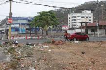 terreno abandonado frente al Municipio de Durán