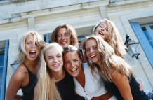 Mujeres solteras en Letonia enfrentan dificultad para encontrar pareja por escasez de hombres.