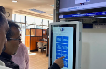 Nelson Erazo y otros dirigentes del Frente Popular y de la Comisión de Defensa del Seguro Social dejaron su solicitud en la Superintendencia de Bancos.