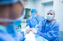 los-cirujanos-que-realizan-la-operacion-en-la-sala-de-operacion