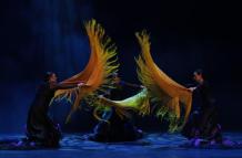 Bailarines y músicos locales celebran la novena edición del Festival Internacional de Artes Vivas en Loja.