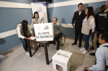 Byron Venegas realiza el primer voto asistido en Quito.