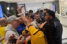 Gonzalo Plata saliendo del hotel de Toronto atiende a los aficionados.