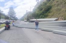 Luego del choque entre un tráiler y un taxi, 30 columnas cayeron sobre la av. Simón Bolívar, cerca de la av. Panamericana Norte.