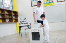 Daniel Noboa votando