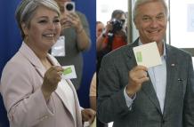 Combo de fotografías de los candidatos a la Presidencia de Chile Jeannette Jara y José Antonio Kast luego de votar este domingo.