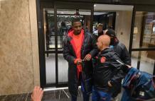 Willian Pacho a la salida del hotel de la Tri en Nueva Jersey.
