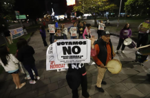 En la avenida de Los Shyris y Naciones Unidas se congregaron ciudadanos a favor del NO, en la consulta popular, la noche del 16 de noviembre del 2025.