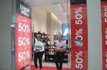 Los locales comerciales aplican descuentos de hasta el 80 % para atraer clientela.