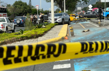 El vehículo quedó detenido junto al parterre tras la balacera registrada este viernes.