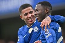 Enzo Fernández y Moisés Caicedo del Chelsea que juega ante FC Barcelona.