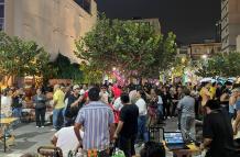 Calle Panamá en la noche full gente.