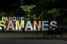Parque Samanes a oscuras.